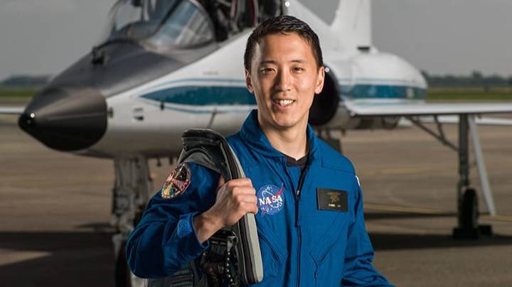 新培训的宇航员Jonny Kim是一名海军印章和哈佛医生，然后加入NASA