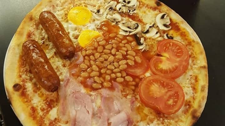 Benidorm酒吧出售完整的英语早餐披萨“width=