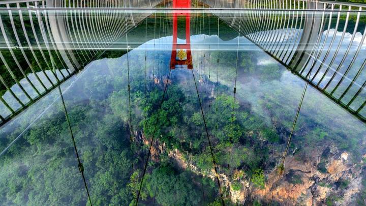 在中国打开录制的全玻璃桥