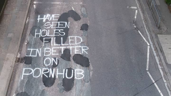 神秘的涂鸦艺术家留言将路坑坑孔与色情网站进行比较