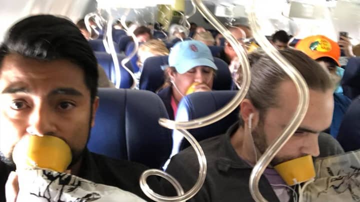 女人在飞行过程中“几乎从飞机上吮吸窗户”