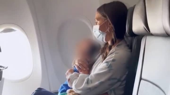 妈妈在哮喘小孩儿子不戴口罩后陪同飞行“width=
