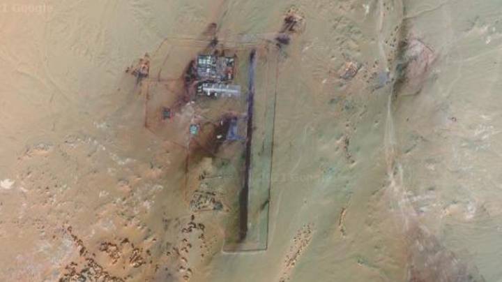 在Google地图上发现的沙漠中的秘密军事基地