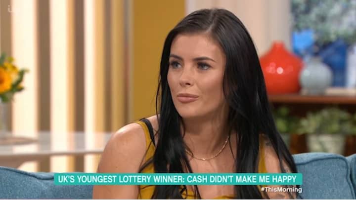 英国最年轻的彩票冠军说，她花了200万英镑的财富后她更快乐