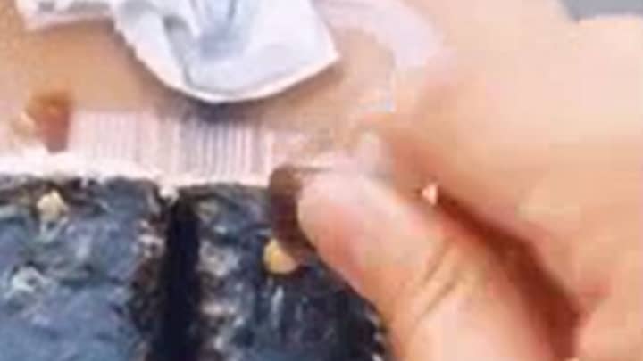 女人的病毒hack展示了用酱油吃寿司的巧妙方式