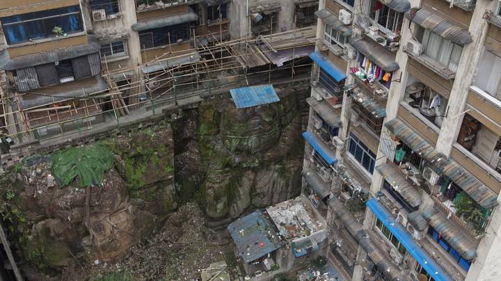 在中国建筑下发现的巨大的无头布达雕像