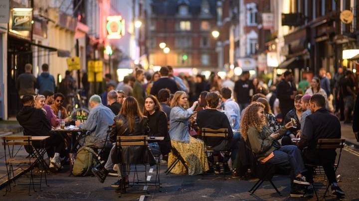 PUBs，Bars和England的餐厅将于周四享用晚上10点宵禁