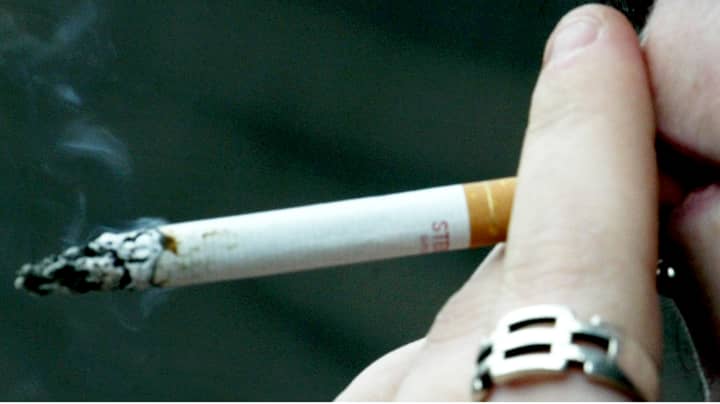 吸烟可以加快年轻人衰老的迹象超过二十年
