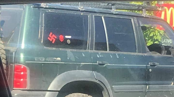 驾驶员自豪地在维多利亚州的汽车上显示纳粹贴纸