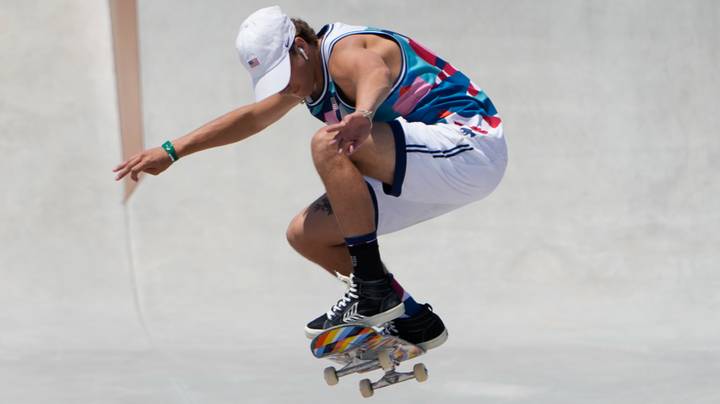 Jagger Eaton Skateboards，同时穿着空气荚在东京奥运会上“W.idth=