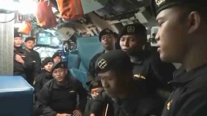心脏扭窗视频显示注定注定印度尼西亚潜艇歌唱的船员“imgWitdh=