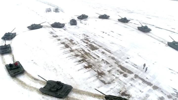 俄罗斯中尉用16辆心形坦克向女友求婚