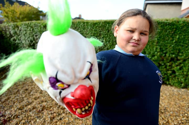 十岁的女孩因戴着“杀手小丑”面具而被排除在学校之外