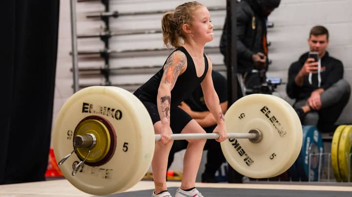 “世界上最强大的七岁女孩”可以硬拉80公斤