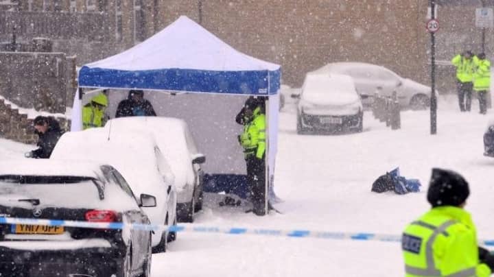 退休人员在暴风雪条件下发现在汽车下死亡