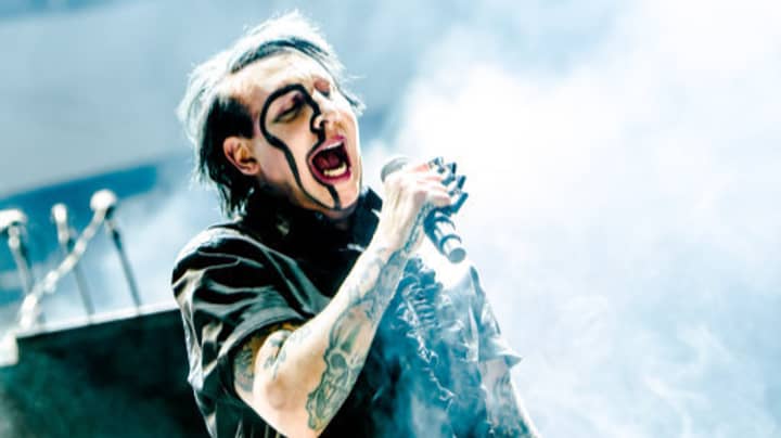 玛丽莲·曼森（Marilyn Manson）在休斯顿音乐会期间倒塌