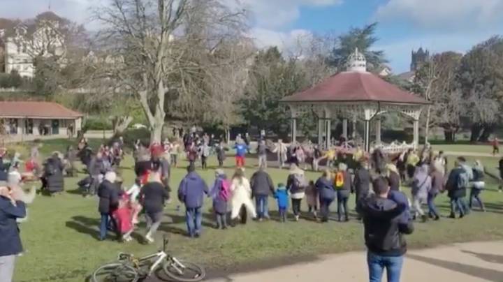 警察驱散大量的儿童和成年人在做Hokey-Cokey舞蹈
