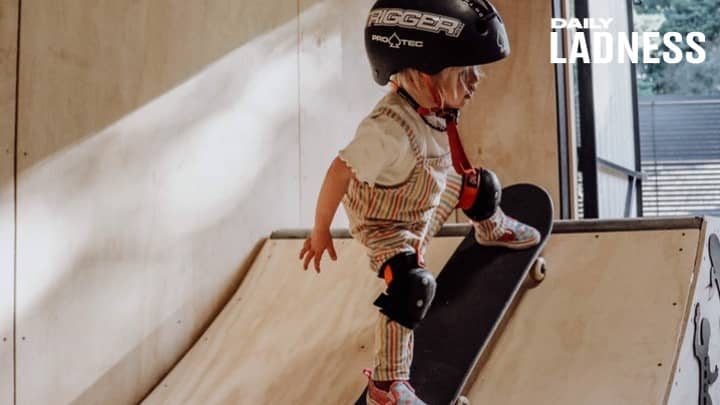 这个两岁的女孩已经是滑冰，冲浪和滑雪板“imgWitdh=