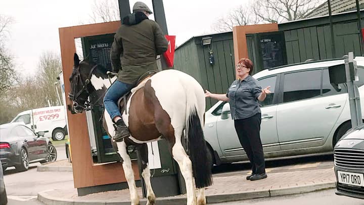 男人试图骑马穿越麦当劳的直通车