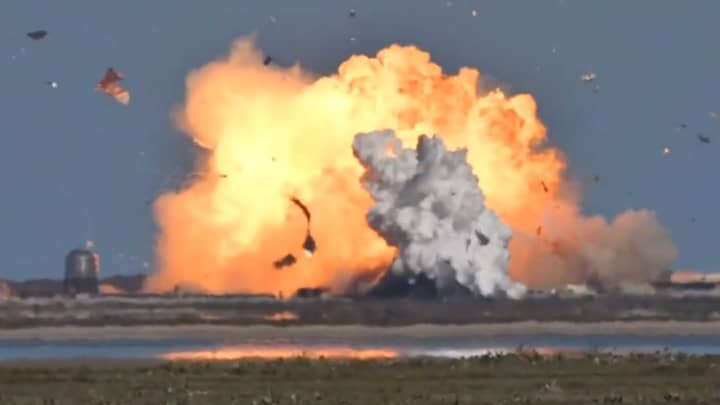 SpaceX Rocket在测试后的着陆尝试中爆炸“width=