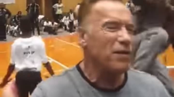 阿诺德·施瓦辛格（Arnold Schwarzenegger）在与歌迷一起拍照时从后面踢了