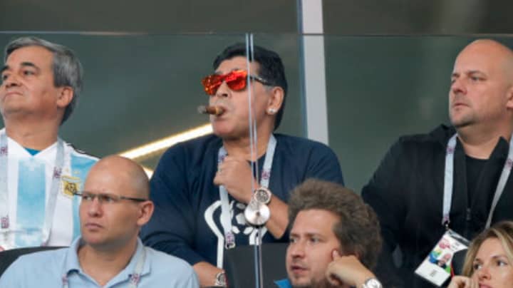 据称，迭戈·马拉多纳（Diego Maradona）在世界杯上抓住了表演“种族主义者”的手势