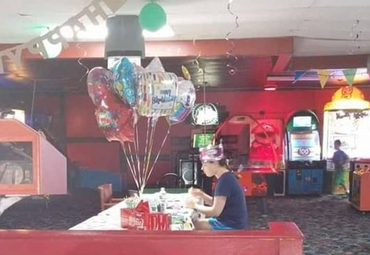 18岁女孩与自闭症庆祝生日的照片流行