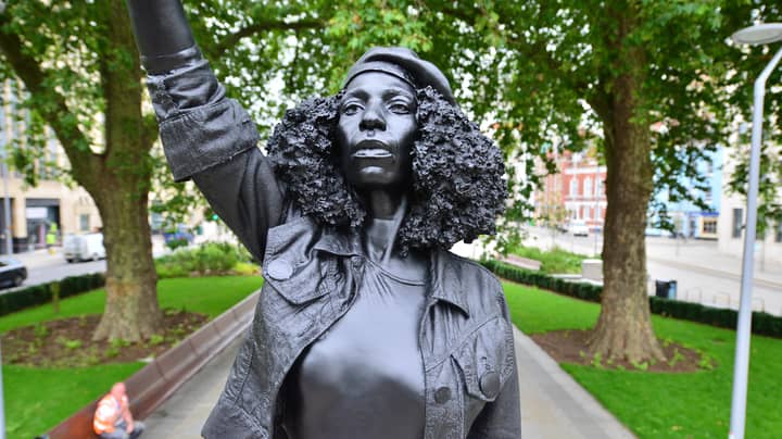 布里斯托尔市长说，黑人生命问题雕像必须被删除