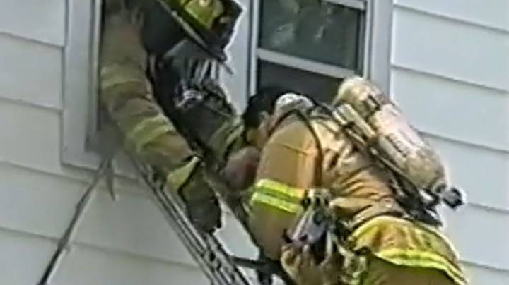 消防员在爬下梯子时管理CPR