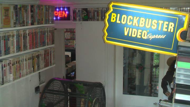 男人正在自己的家庭内部创建大片视频商店，并拥有大量的VHS收藏