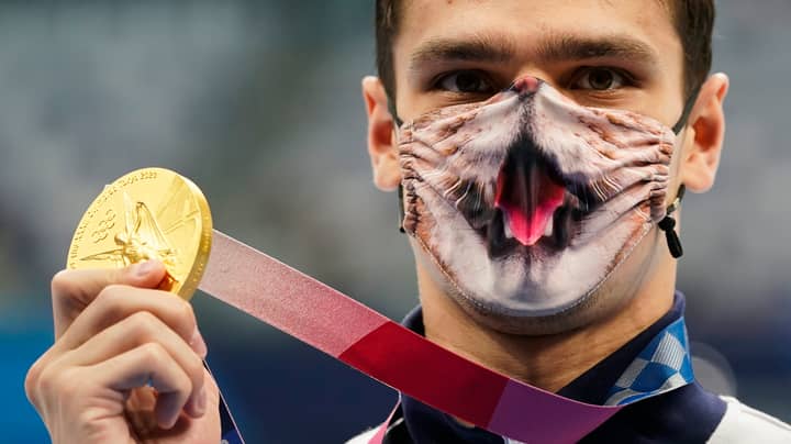 俄罗斯Evgeny Rylov坚持戴上猫面具参加奖牌仪式