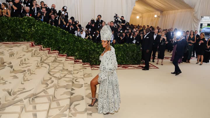 蕾哈娜（Rihanna）扬ann Angers天主教球迷穿着教皇服装遇见球“width=