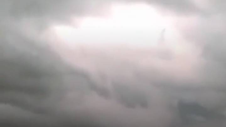 令人难以置信的视频显示，人们说的是“一个人在云端行走”
