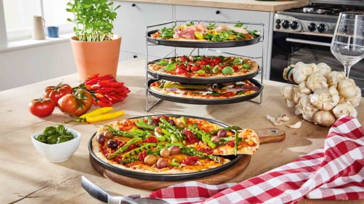 Lidl正在销售一种可以让你一次做四个披萨的托盘塔