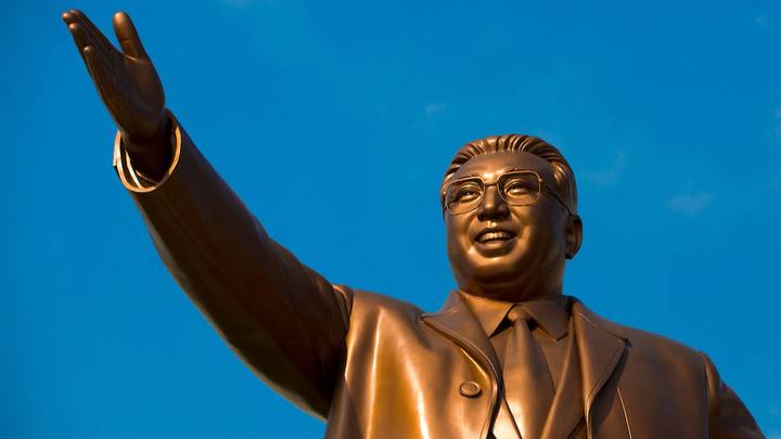 朝鲜人在金正日（Kim Jong-il）死于10周年之际禁止喝酒和大笑