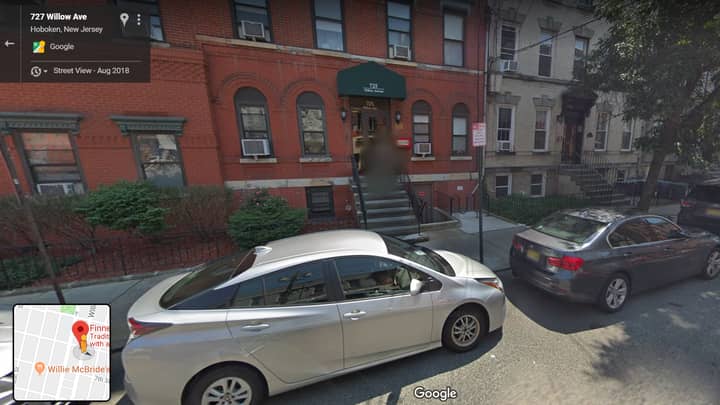 Google Maps：在街景上捕获的男人向后掉下楼梯