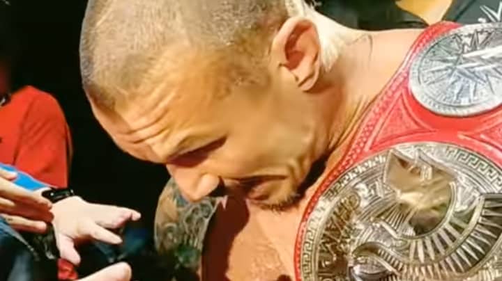 WWE明星兰迪·奥顿（Randy Orton）阻止了年轻的粉丝被人群粉碎“width=