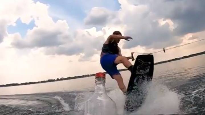Wakeboarder把瓶盖钉在水上