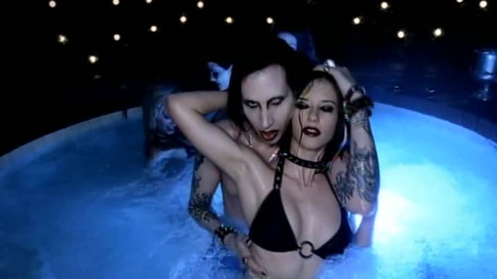 玛丽莲·曼森（Marilyn Manson）的“污染爱”视频的女孩也在“灰色的解剖学”中