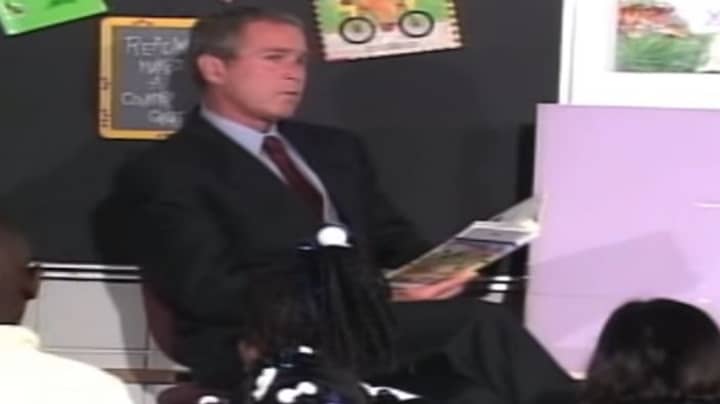 图片显示乔治·布什（George Bush）在学校教室里学到了9/11“width=