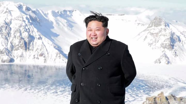 朝鲜领导人金正恩在远足2,774米山时控制天气