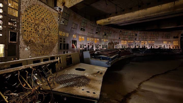 怪异的照片显示切尔诺贝利核电站废弃的控制室