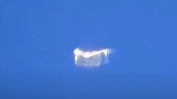飞机乘客胶片的“形状变动不明飞行物”悬停在地球上数千英尺