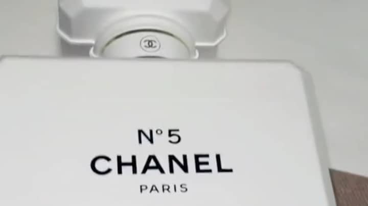 购物者在看到香奈儿（Chanel