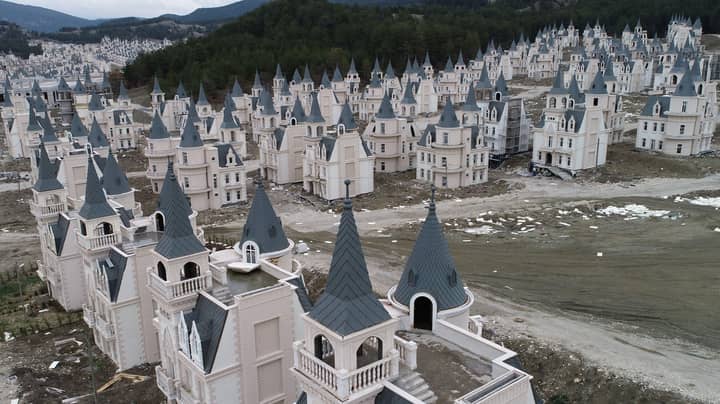 这个村庄由500个废弃的迪士尼式城堡组成