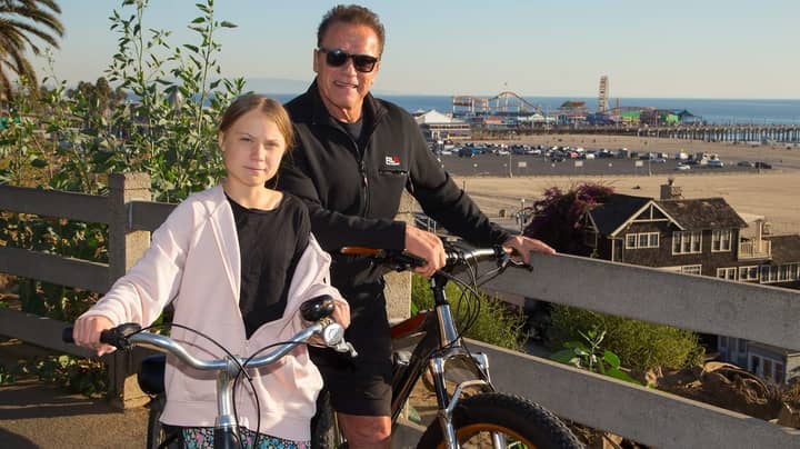 Arnold Schwarzenegger与“英雄” Greta Thunberg一起骑自行车“width=