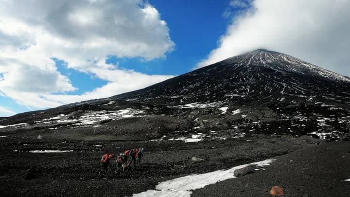 男子被困在欧亚大陆最高活跃火山的火山口附近，救援人员无法提供帮助