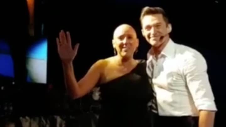 休·杰克曼停止展示在舞台上带来癌症的女人