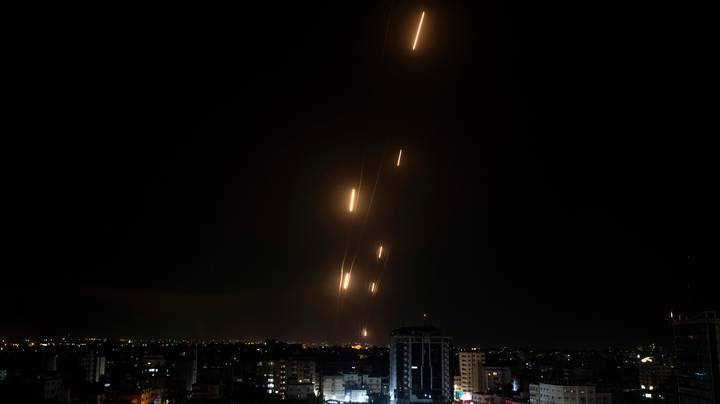 随着以色列和巴勒斯坦之间的紧张局势升级，在特拉维夫开火的数十枚火箭