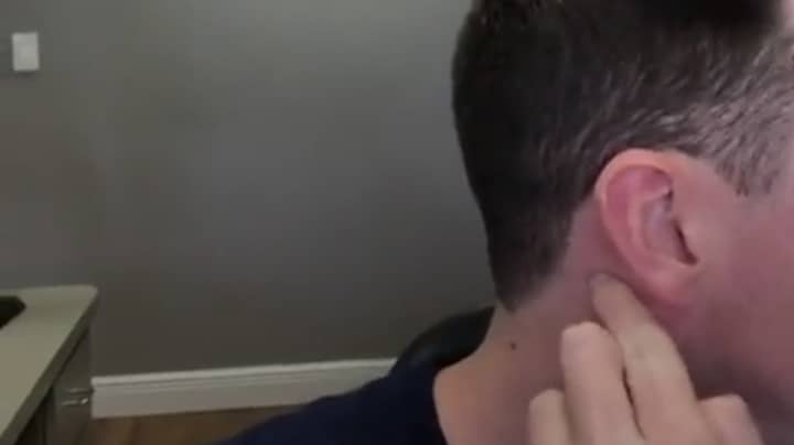 医生揭示耳朵后面的特殊位置可以帮助睡眠“width=